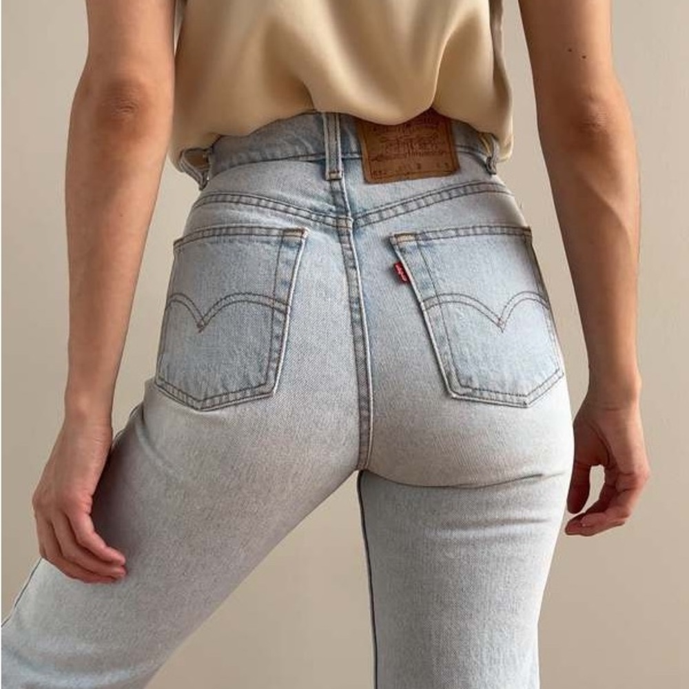 Light wash Levi’s jeans